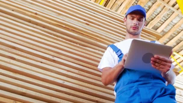 Промышленный рабочий в форме, проверяющий деревянный ящик — стоковое видео