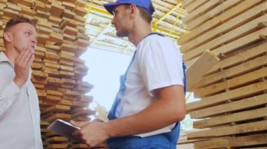 müşteriler ile iletişim kurmak için çalışan kereste