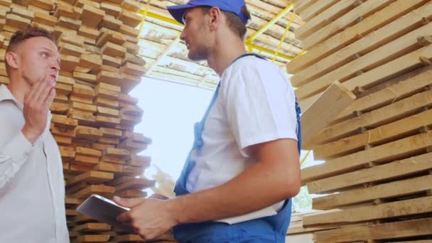 Arbeiter Holz zur Kommunikation mit Kunden — Stockvideo