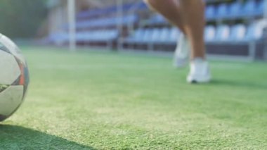 güçlü bir darbe topa