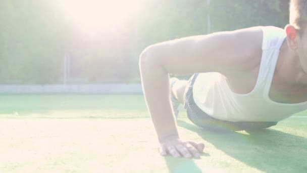 Junger Sportler trainiert auf dem Spielplatz — Stockvideo