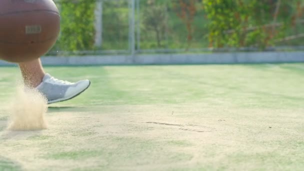 Entrenamiento de deportistas con pelota — Vídeo de stock