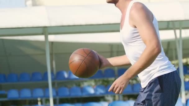 Mladý, atletická chlap vlaky na sportovní stránce. — Stock video