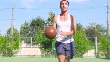 Genç, atletik bir adam trenlerde spor sitesi.