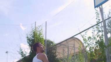 Genç, atletik bir adam trenlerde spor sitesi.