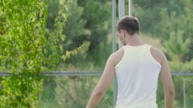 Genç, atletik bir adam trenlerde spor sitesi.