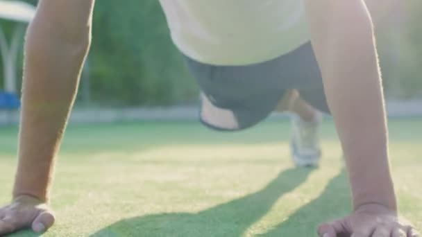 Jeune homme athlétique s'entraîne sur le terrain de jeu en plein air — Video