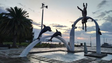 Pitsunda 'daki dalgıçların anıtı Abhazya' da yazın şafakta.