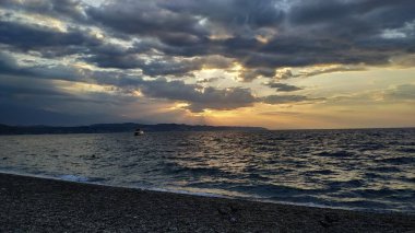 Yazın şafak vakti Pitsunda 'da Abhazya' da kumsalda