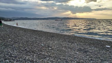 Abhazya 'nın Pitsunda plajında şafak vakti.