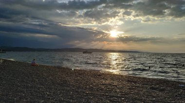 Abhazya 'nın Pitsunda plajında şafak vakti.