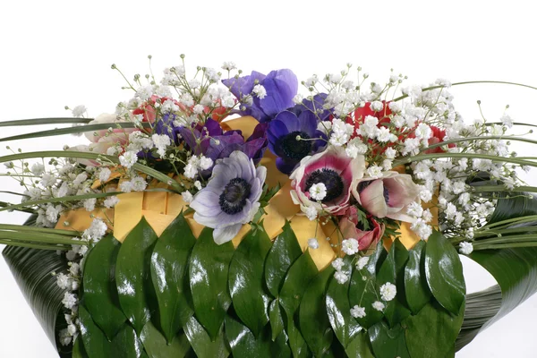 Bouquets de fleurs festives pour le marié et la mariée — Photo