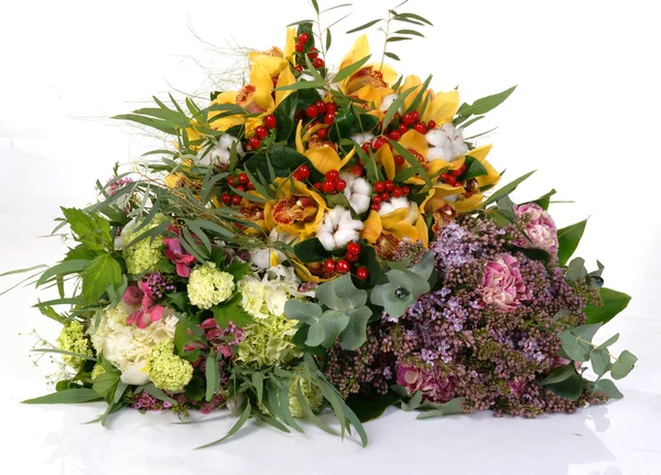 Bouquets de fleurs festives pour le marié et la mariée — Photo