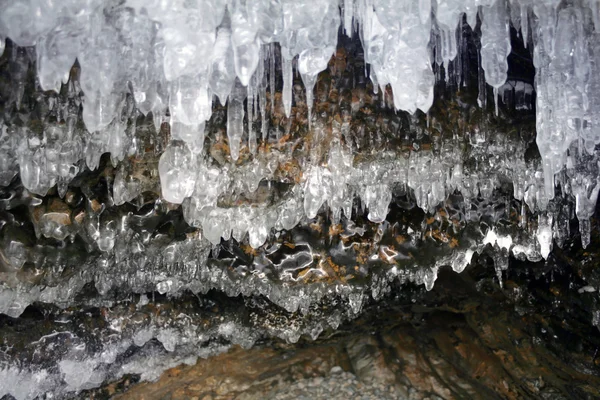 Grot i jaskiń wyspie Olkhon w zimie — Zdjęcie stockowe