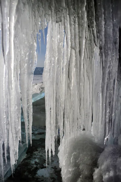 Grutas y cuevas de la isla de Olkhon en invierno — Foto de Stock