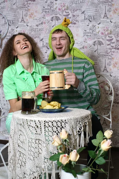 Il giovane rurale festeggia Patrick con la ragazza di città — Foto Stock