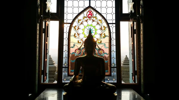 Estatua de silueta buddha tiene flor y sol patrón manchado gla — Foto de Stock