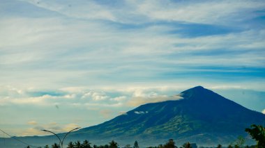 Beyaz bulutlu Cikuray Dağı 'nın güzel manzarası parlak mavi gökyüzü, Garut, Batı Java, Endonezya