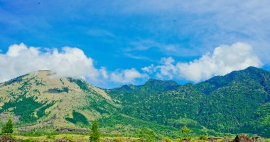 Beyaz bulutlu Guntur Dağı 'nın güzel manzarası açık mavi gökyüzü, Garut, Batı Java, Endonezya
