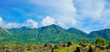 Parlak mavi gökyüzü, Garut, Batı Java, Endonezya karşısında beyaz bulutlu Papandayan Dağı 'nın güzel manzarası