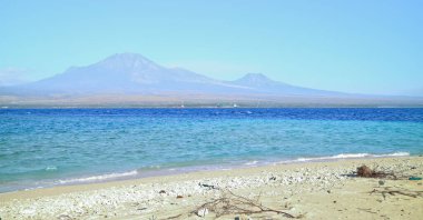 Güzel sahil manzarası, deniz, dağlar ve mavi gökyüzü.,
