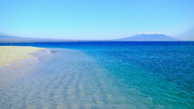 Güzel sahil manzarası, deniz, dağlar ve mavi gökyüzü.,