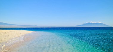 Güzel sahil manzarası, deniz, dağlar ve mavi gökyüzü.,