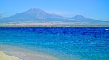 Güzel sahil manzarası, deniz, dağlar ve mavi gökyüzü.,
