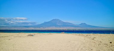 Güzel sahil manzarası, deniz, dağlar ve mavi gökyüzü.,