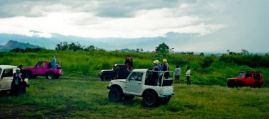 Guntur Dağı, Garut Dağı, Batı Java, 31 Ekim 2025: Vahşi doğada ciplerle off-road faaliyetleri