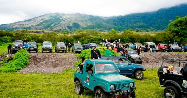 Guntur Dağı, Garut Dağı, Batı Java, 31 Ekim 2025: Vahşi doğada ciplerle off-road faaliyetleri