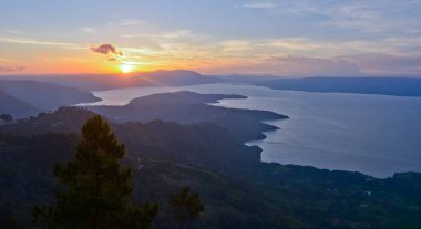 Huta Ginjang Geosite, Kuzey Sumatra, Endonezya 'da gün batımının güzel manzarası