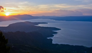 Huta Ginjang Geosite, Kuzey Sumatra, Endonezya 'da gün batımının güzel manzarası