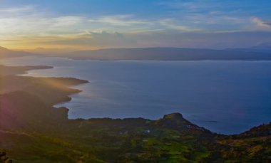 Huta Ginjang Geosite, Kuzey Sumatra, Endonezya 'da gün batımının güzel manzarası