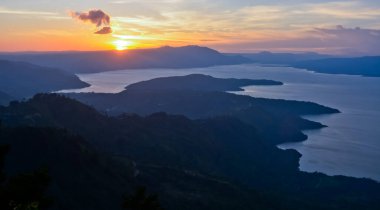 Huta Ginjang Geosite, Kuzey Sumatra, Endonezya 'da gün batımının güzel manzarası