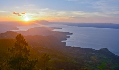 Huta Ginjang Geosite, Kuzey Sumatra, Endonezya 'da gün batımının güzel manzarası