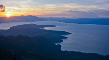 Huta Ginjang Geosite, Kuzey Sumatra, Endonezya 'da gün batımının güzel manzarası