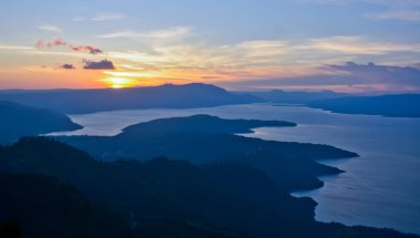 Huta Ginjang Geosite, Kuzey Sumatra, Endonezya 'da gün batımının güzel manzarası