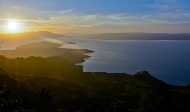 Huta Ginjang Geosite, Kuzey Sumatra, Endonezya 'da gün batımının güzel manzarası