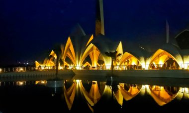 Gece El Cezir Büyük Camii 'nin güzel manzarası, Bandung, Batı Cava, Endonezya