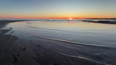 Chatham, Cape Cod 'daki Hardings Plajında Atlantik Okyanusu Günbatımı