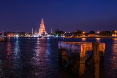 Arun tapınak veya şafaktan gece görünümü, en ünlü Tayland tapınak