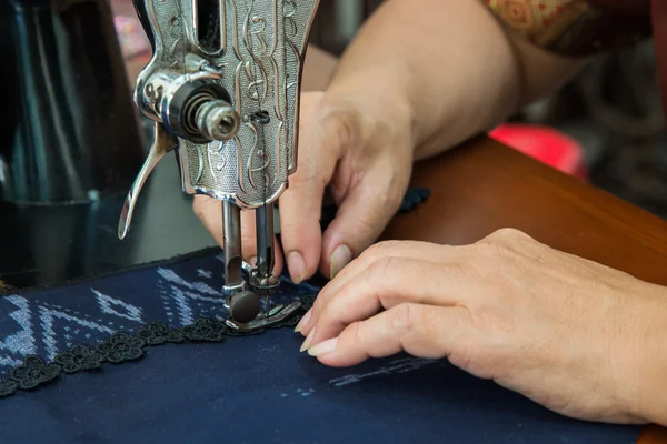 Imagem de costureira trabalhando na máquina de costura — Fotografia de Stock