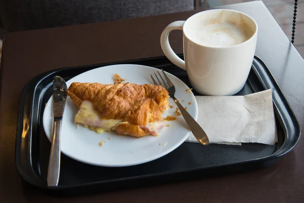 Сніданок з кавою і круасанами — стокове фото