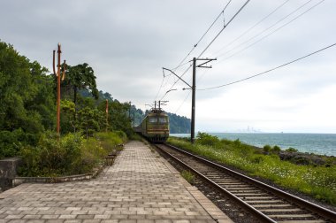 Deniz kenarında çalıştıran paslı tren