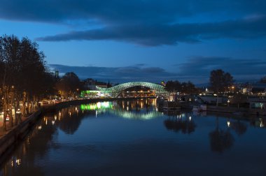 Barış Köprüsü gece görünümü