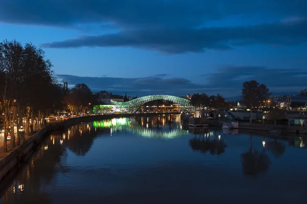 Barış Köprüsü gece görünümü
