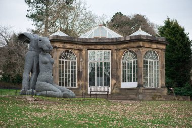 Arka planda tavşan heykeli ve Kamelya evi, Yorkshire Heykel Parkı..