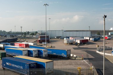 Kingston on Hull, Yorkshire, Birleşik Krallık - 3 Temmuz 2021: Hull liman nakliye terminalinde sevkiyat için bekleyen kamyonlar. 