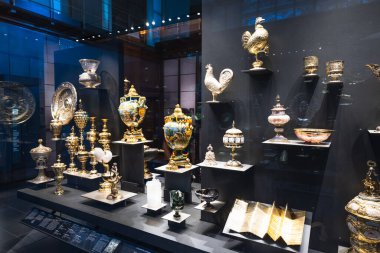 İngiliz Müzesi 'ndeki loş bir galeride gösterişli altın yaldızlı vazolar, kadehler ve kaplar. Londra, İngiltere, 27 Haziran 2023